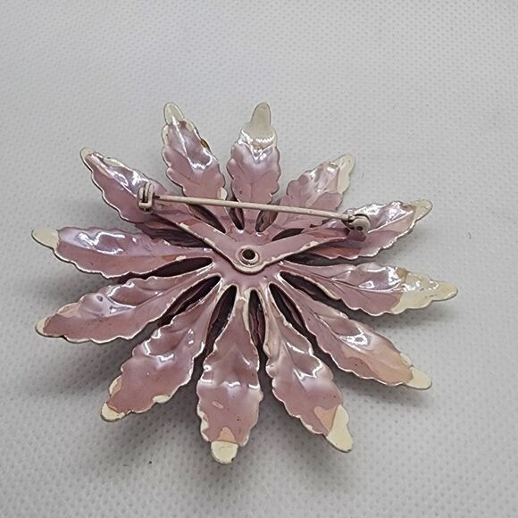 Vintage 60's Snowflake Flower Enamel Pink & White Iridescent Faux Pearl Brooch - Picture 5 of 5
